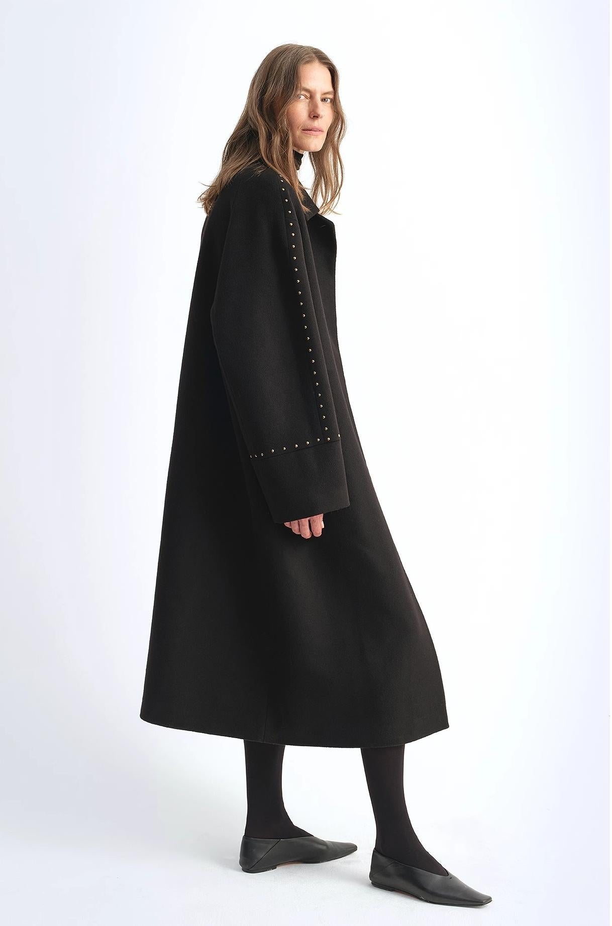 Riveted Lapel Wool Coat – Autumn & Winter Elegance
