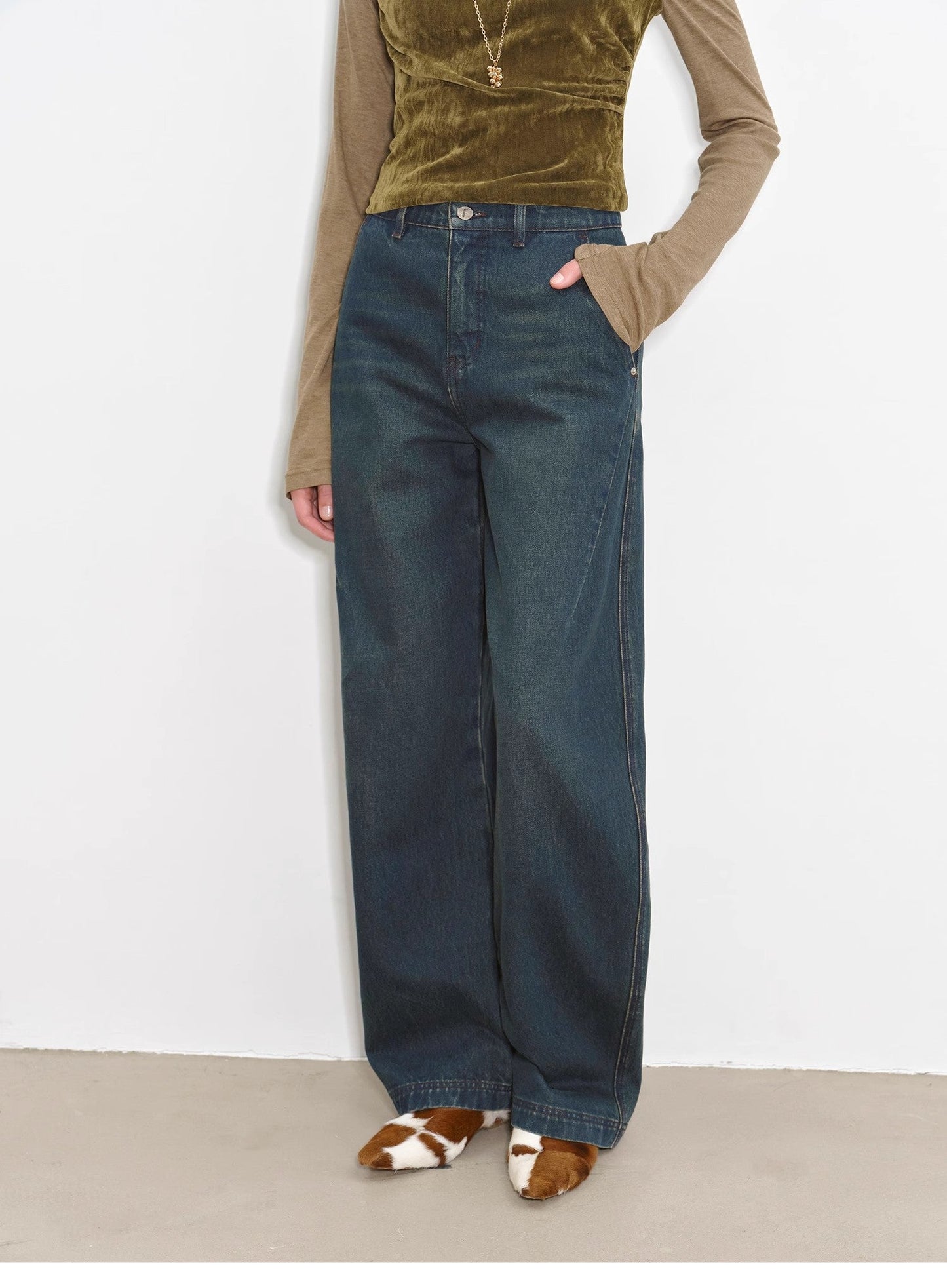 Slim and Durable Mid-Rise Curved Knife Cotton Washed Jeans