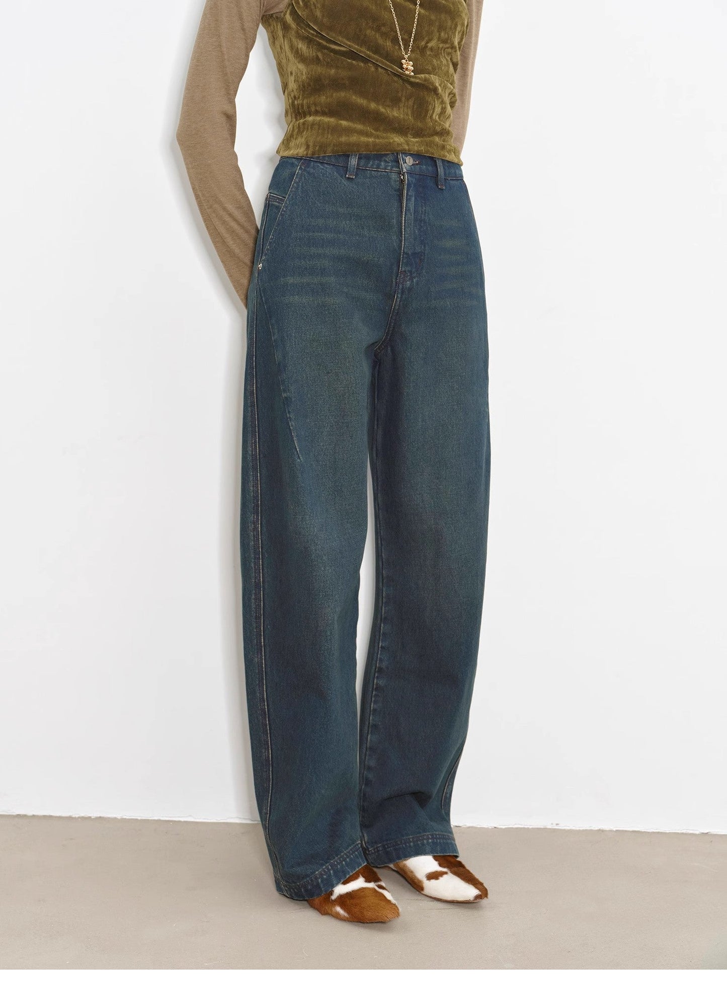 Slim and Durable Mid-Rise Curved Knife Cotton Washed Jeans