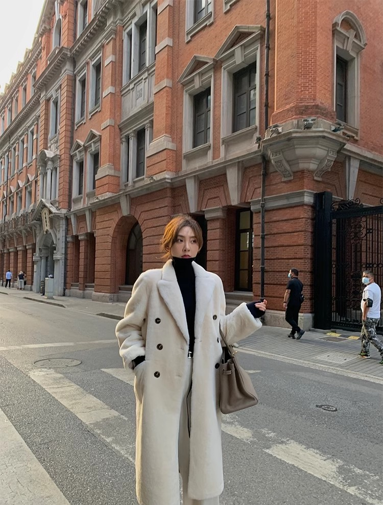 Merino Sheepskin Mid-Length Coat – Timeless Winter Elegance