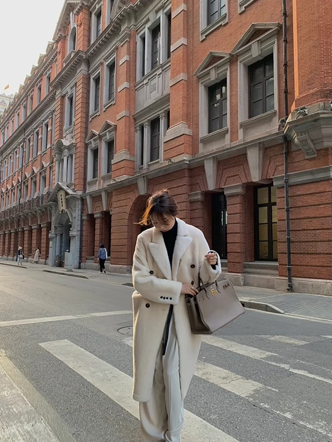 Merino Sheepskin Mid-Length Coat – Timeless Winter Elegance