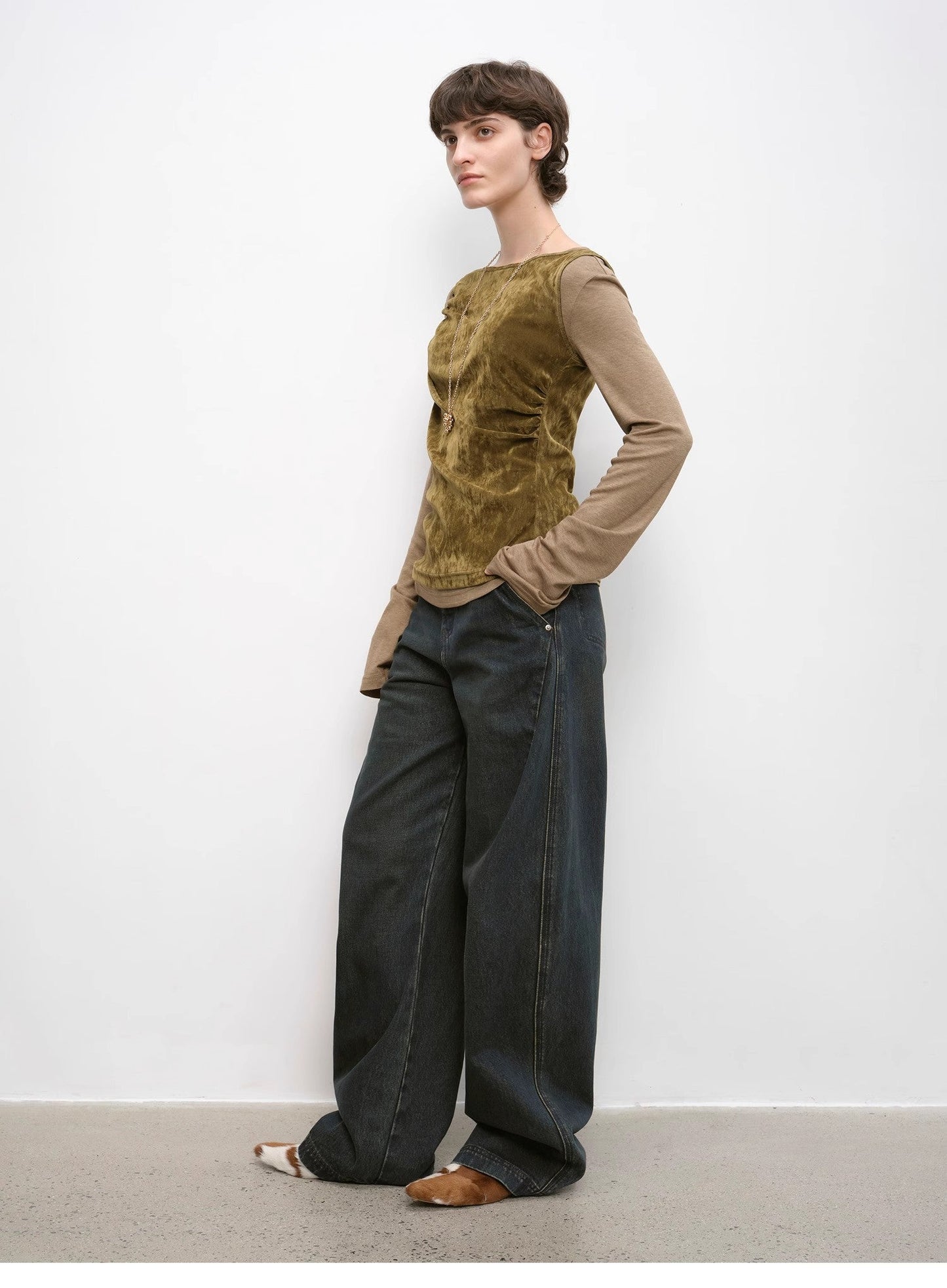 Slim and Durable Mid-Rise Curved Knife Cotton Washed Jeans