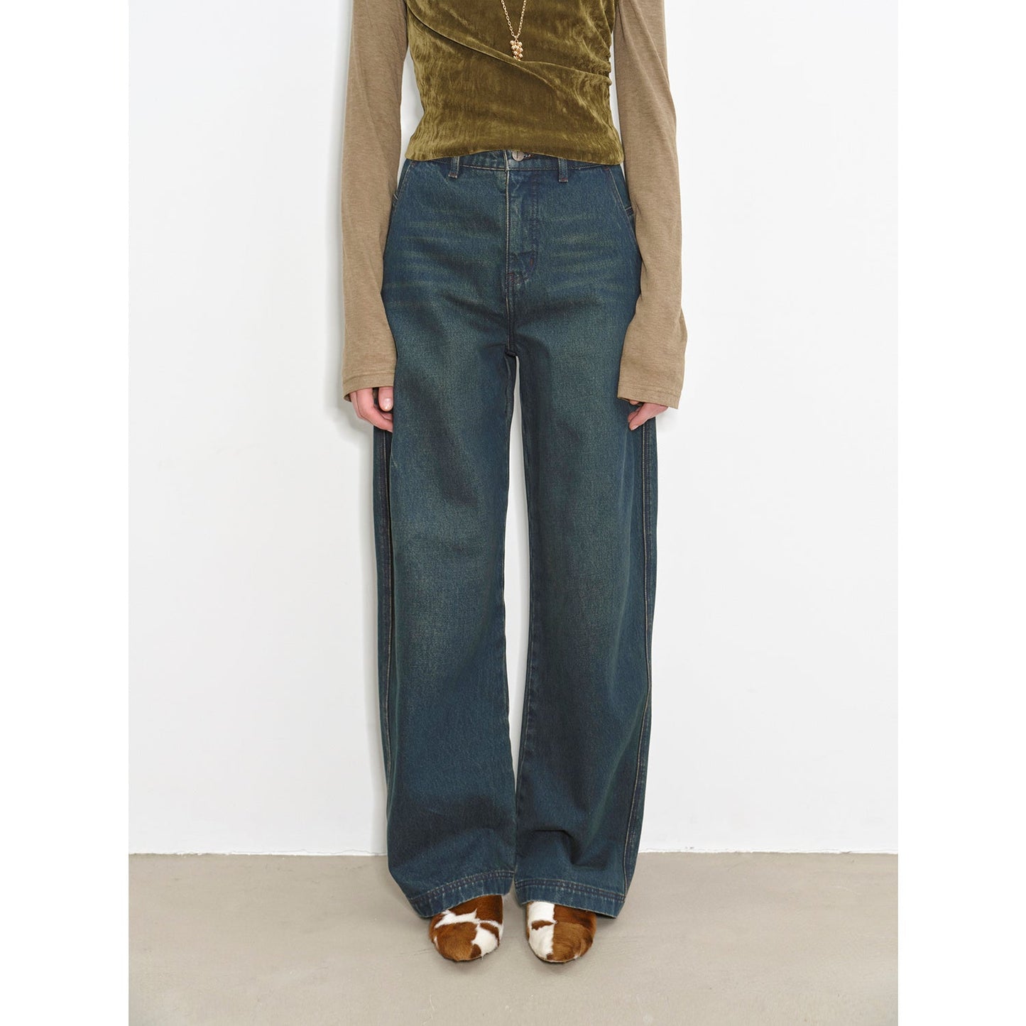 Slim and Durable Mid-Rise Curved Knife Cotton Washed Jeans