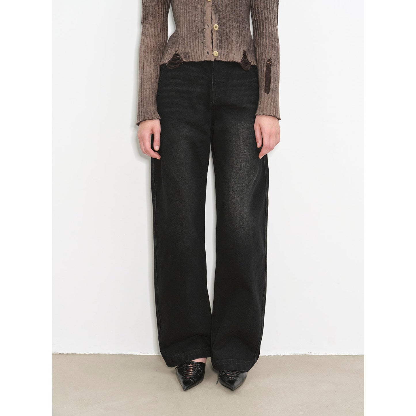 Slim and Durable Mid-Rise Curved Knife Cotton Washed Jeans